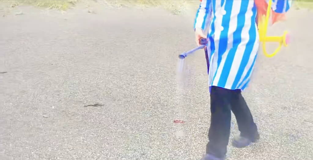 液体を散布してる……!?
