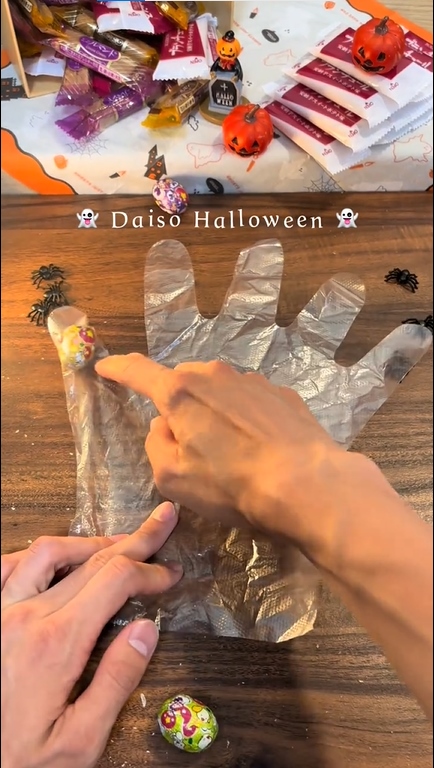 指先からお菓子を詰めていく