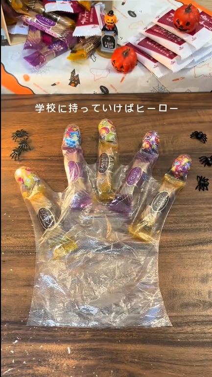 お菓子をどんどん詰めていきます