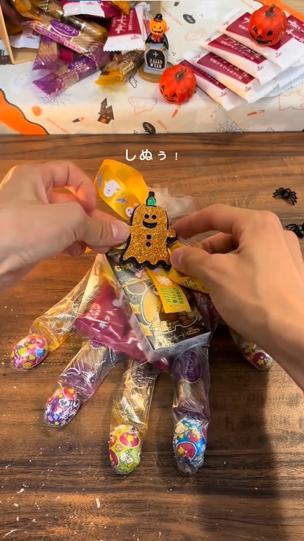 ハロウィンモチーフのクリップを付けます