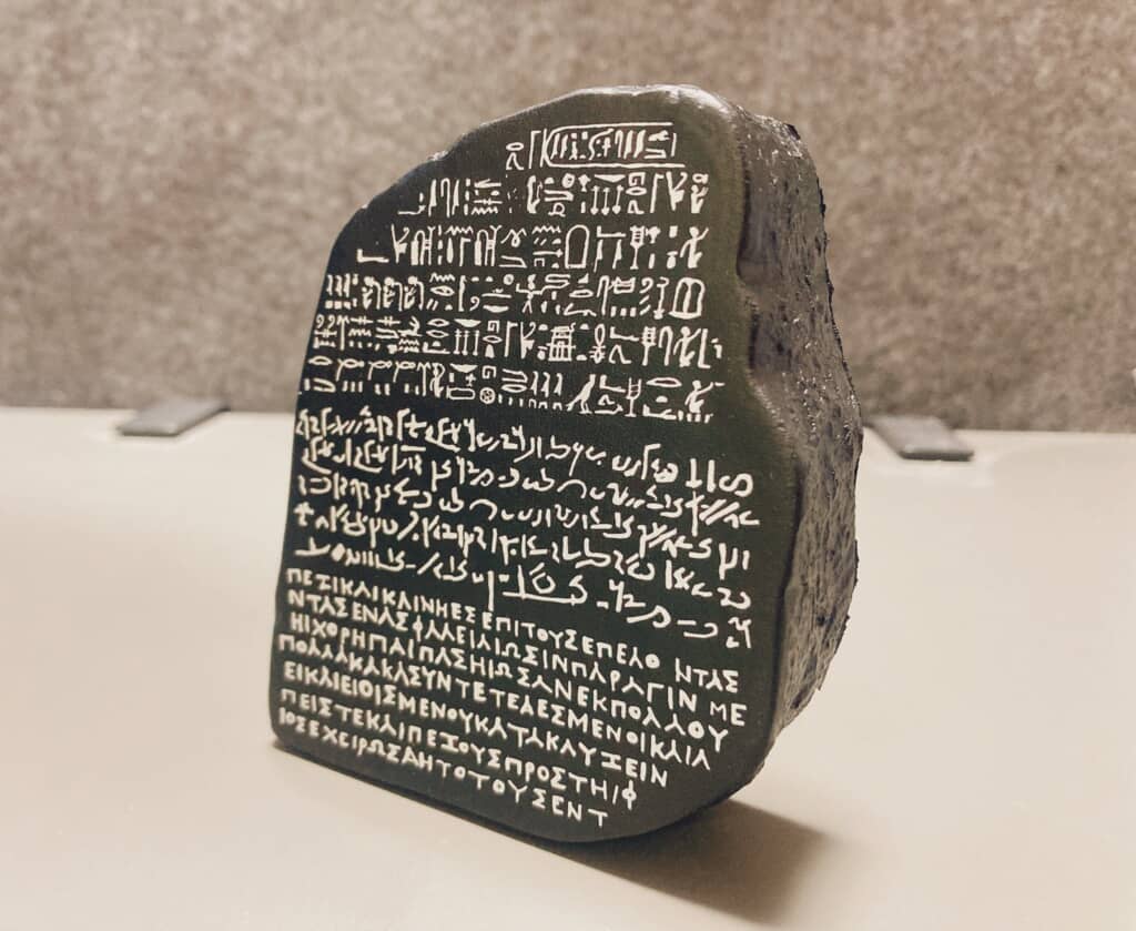 ロゼッタストーンの形をした小型のオブジェ。