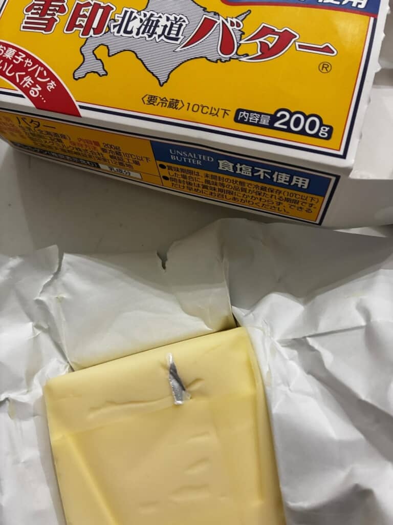 一部だけ銀紙が剥がれずに残ってしまったバター（画像提供：inuさん／@dooog_inu）