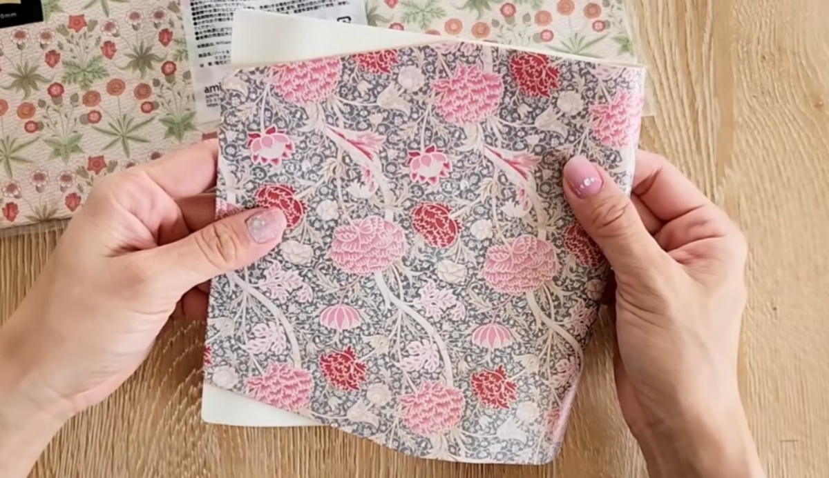セリアのブックカバーをちょこっと縫い、たった5分で完成したのは……　“マジ使える”大変身に「すてきすてき」「素晴らしいアイデア」（1/3） | ライフスタイル ねとらぼ
