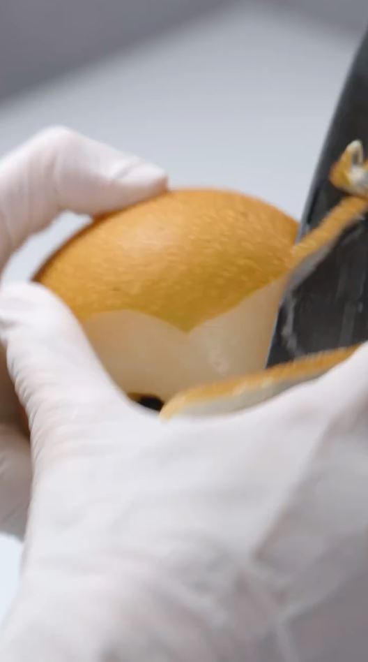 皮を剥いていく様子