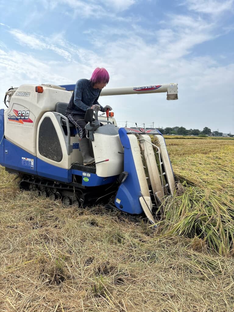 コンバインに乗って作業する魅影さん