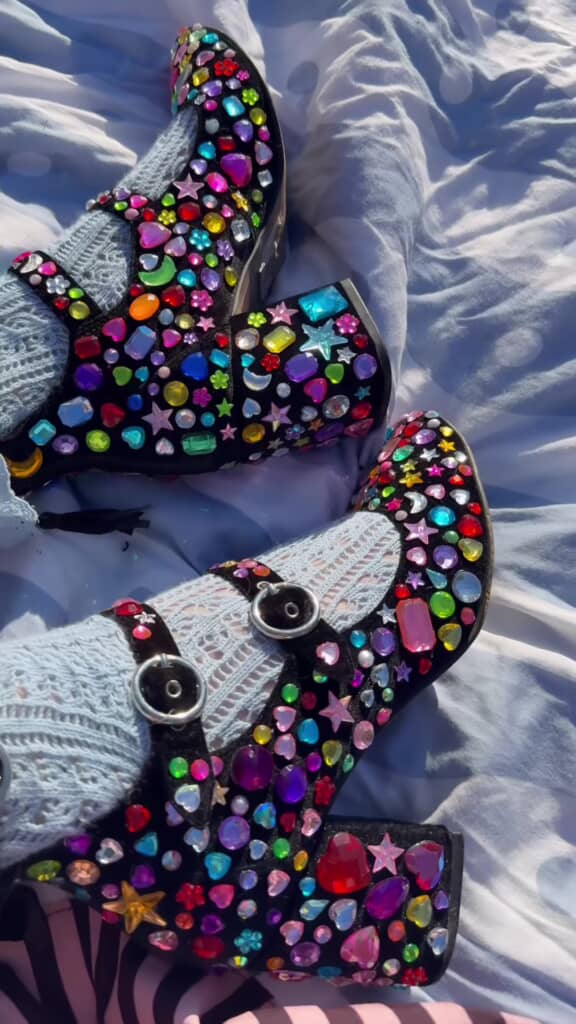 ビジューでデコった黒パンプス