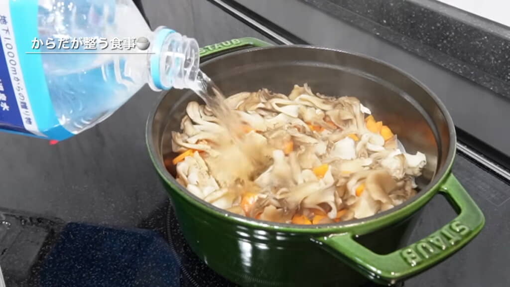 蒸し上がった具材にだしと水を加える