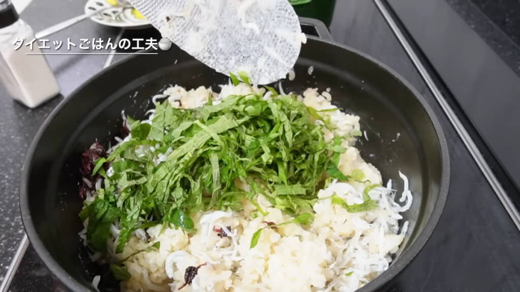 シラスと青じその混ぜごはんを作る