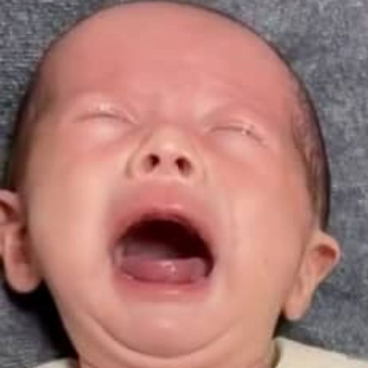 大号泣する双子弟→兄は……　生後2カ月とは思えぬ“まさかの表情”に「笑った」「どうしちゃったの??」と416万再生 | 育児 ねとらぼ