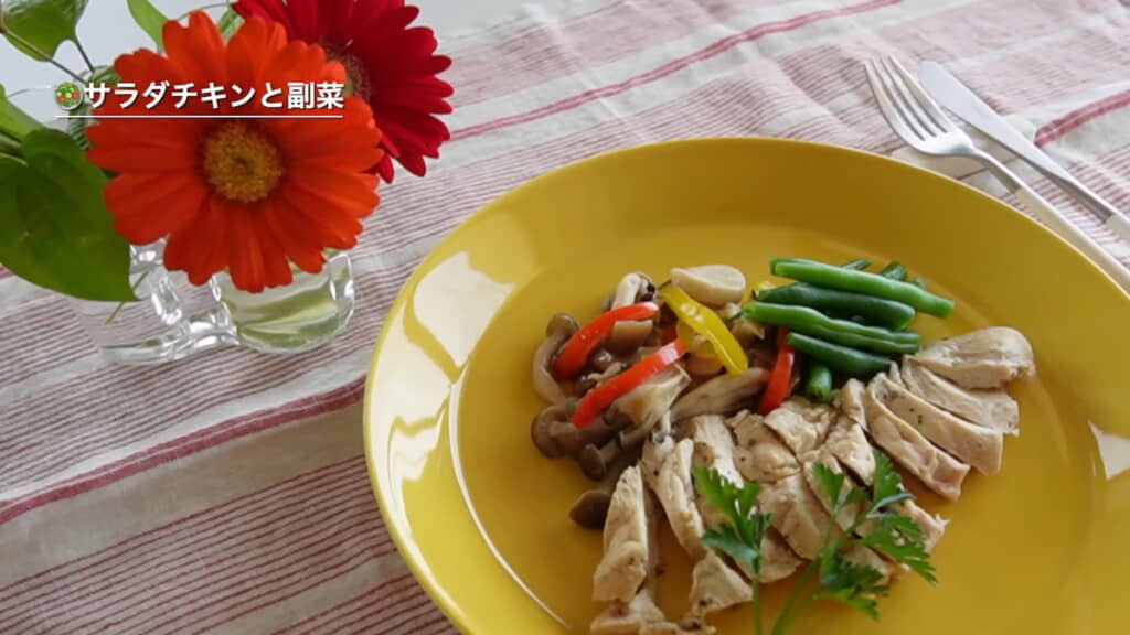副菜を添えた自家製サラダチキン