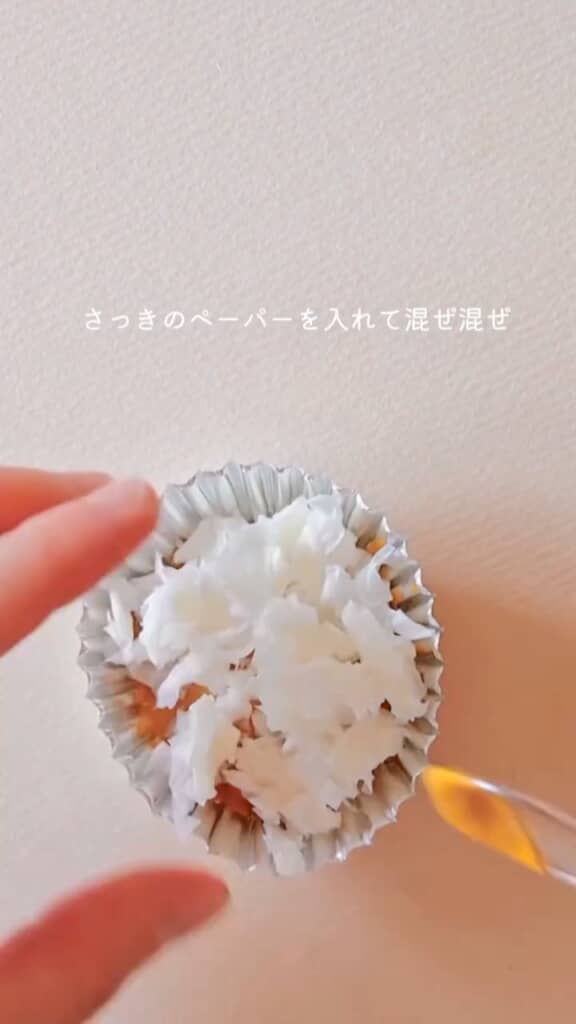 先ほどのキッチンペーパーに色を付ける