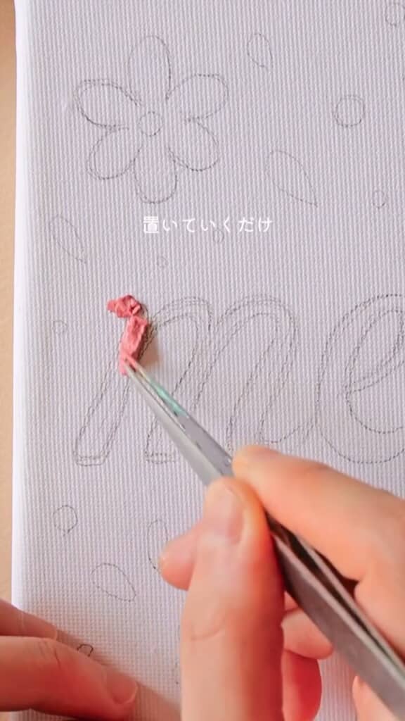 下絵を描いた台紙にキッチンペーパーを置いていく