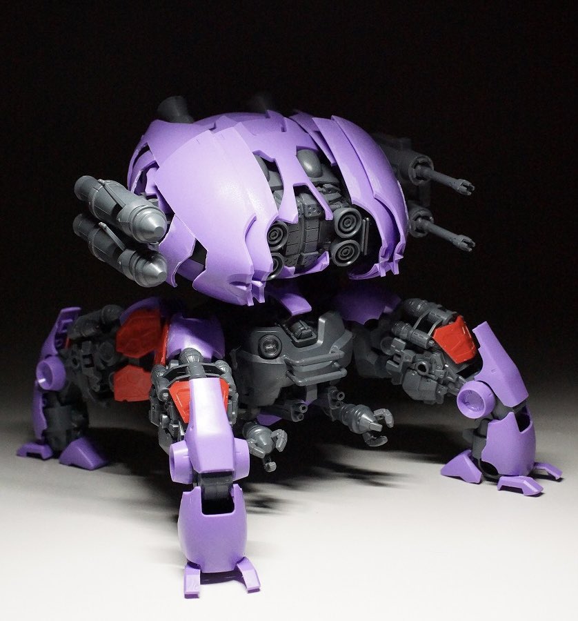 誕生したのは、ロボットもののゲームに出てきそうな多脚戦車。よく見るとドムの胸やらバーニアノズルやらが見えてくる