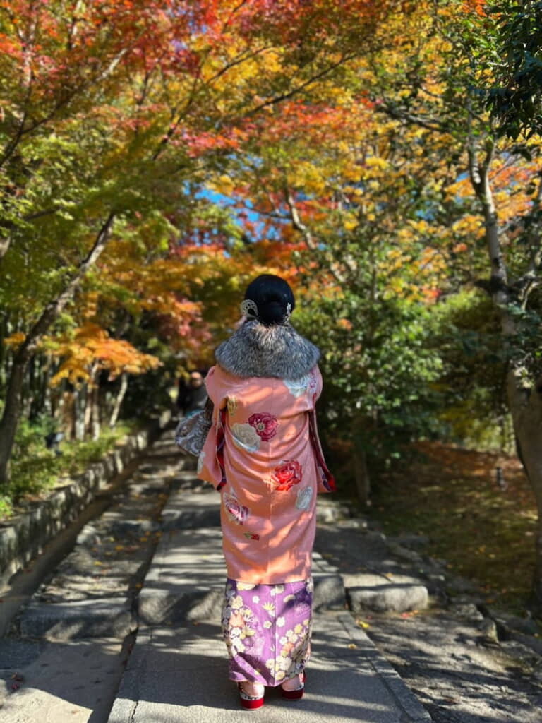 緑混じる紅葉の中で