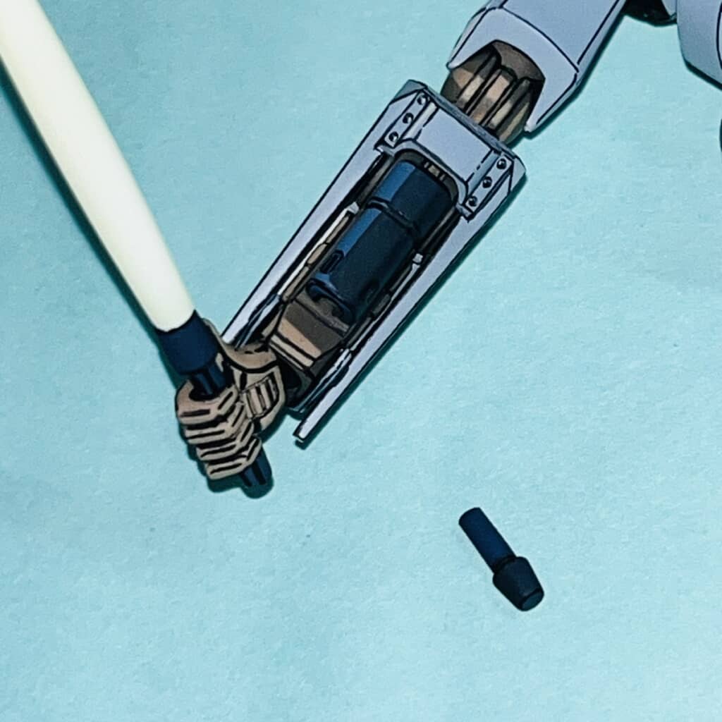 武器であるセイバーのグリップ部分を外せるようにしたエルガイムの右腕