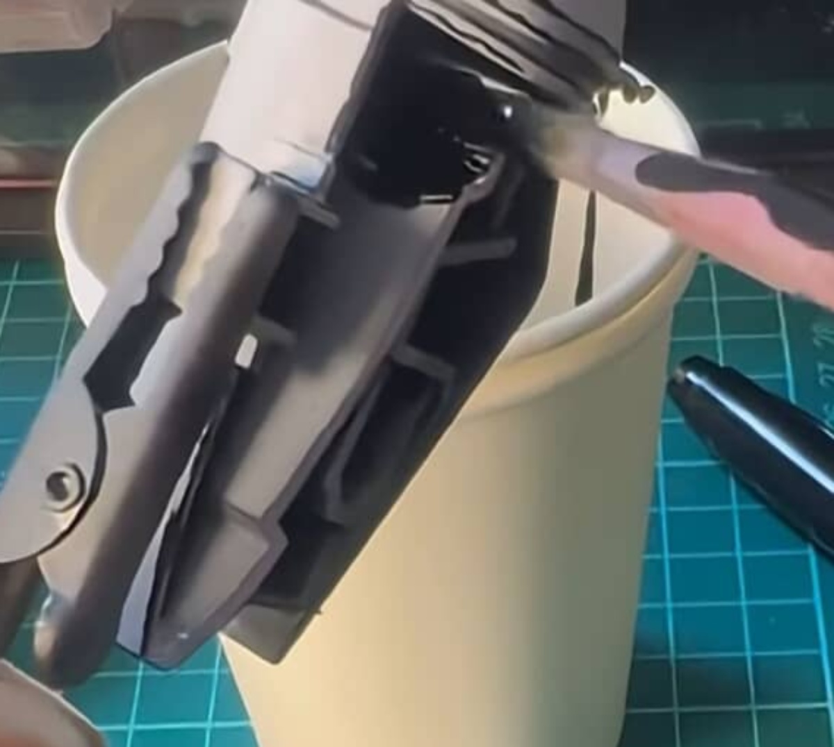 ガンプラに黒すぎる塗料を使ってみると……　完成した見事な“影”に驚き「黒いというか闇」（1/3） | ライフスタイル ねとらぼ