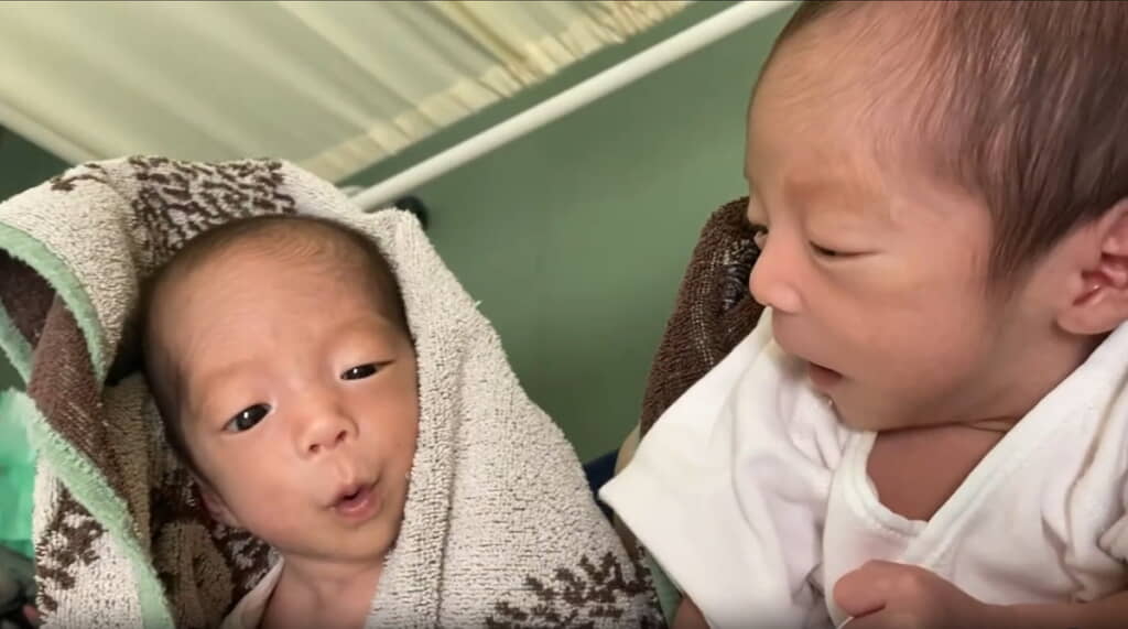 自分とそっくりな赤ちゃんに戸惑い