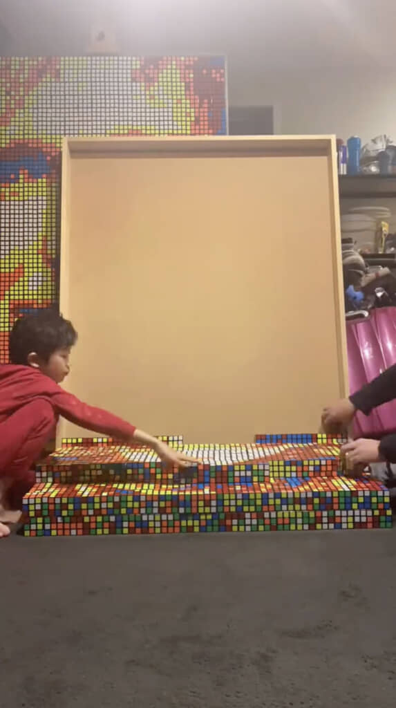 木枠に並べていくと……