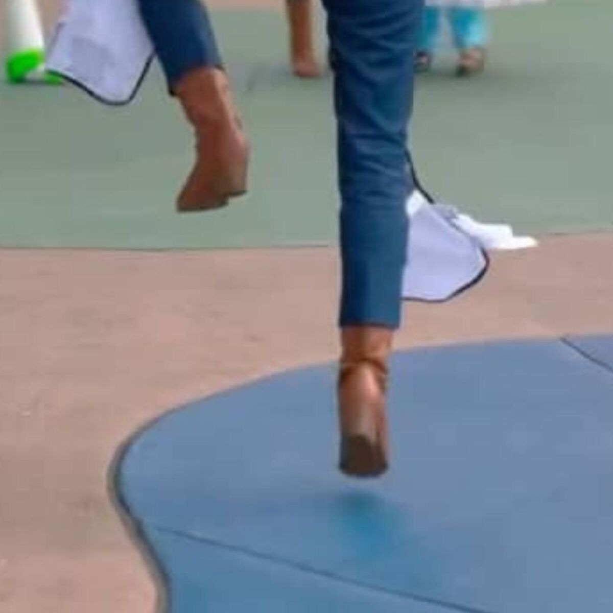 ディズニーへ集合した4人→並んだ瞬間……　度肝を抜かれる“まさかの光景”が115万再生「すげぇ」「サイズ感バッチリ」 | ディズニー ねとらぼ