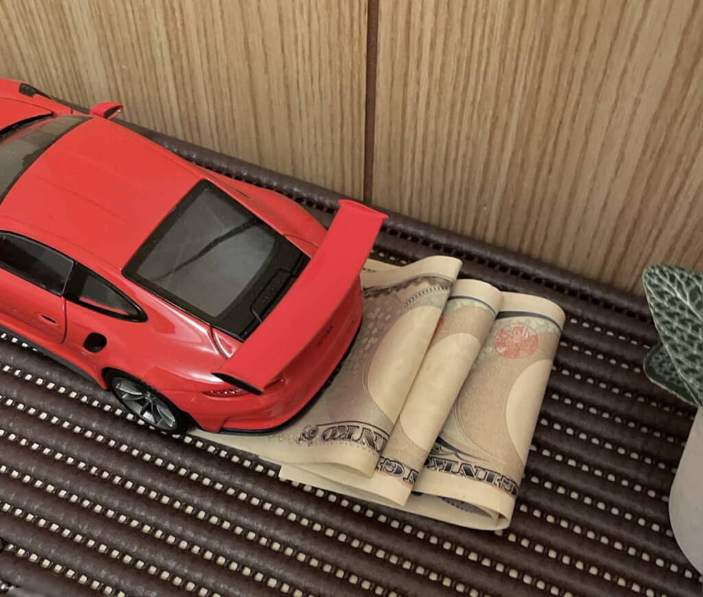 ポルシェの砂ぼこりのように置かれていた紙幣
