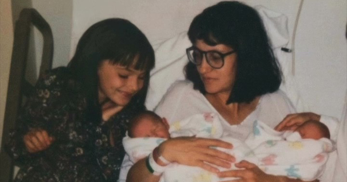 双子の赤ちゃんを抱っこするママとお姉ちゃん→26年後……「わぁぁぁ!!」　同じ構図で撮影した“現在の姿”が240万再生【海外】（1/2） | 育児 ねとらぼ