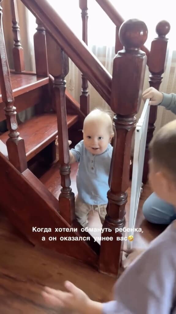 横から階段に入って余裕の笑顔