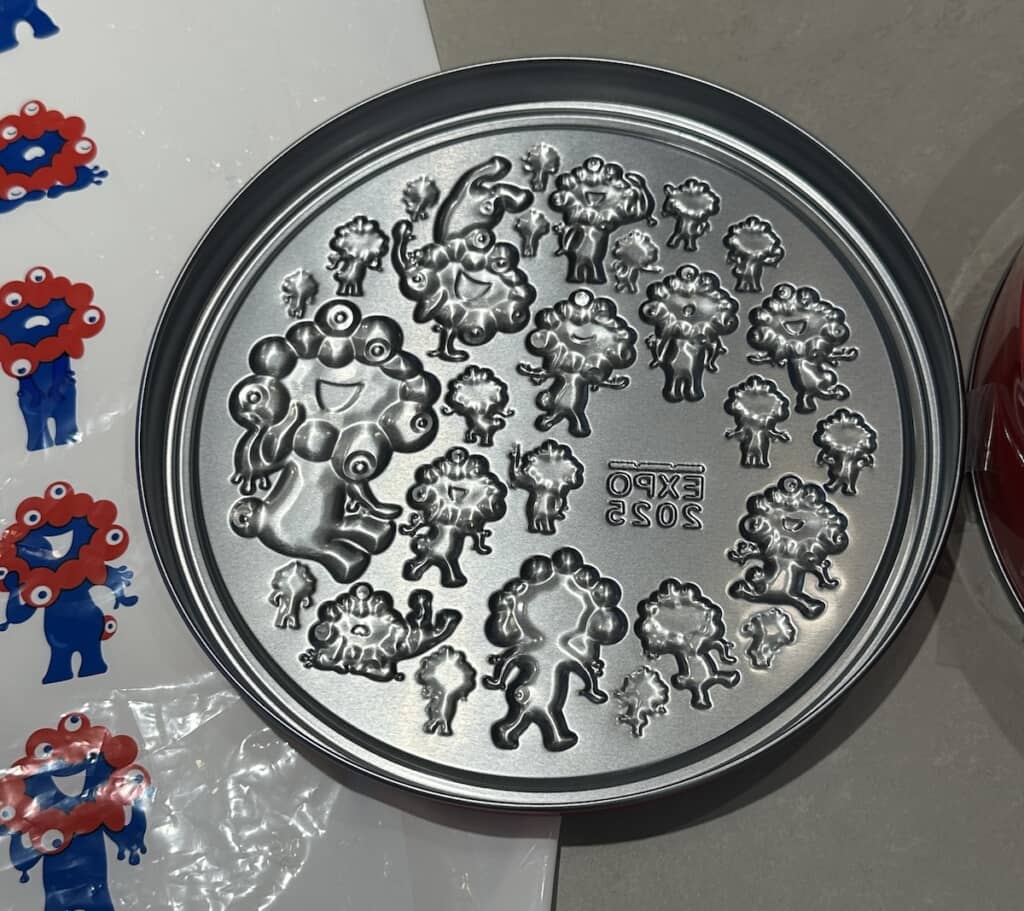 エンボス加工によって浮かび上がった、ミャクミャクたちのかわいらしいシルエット