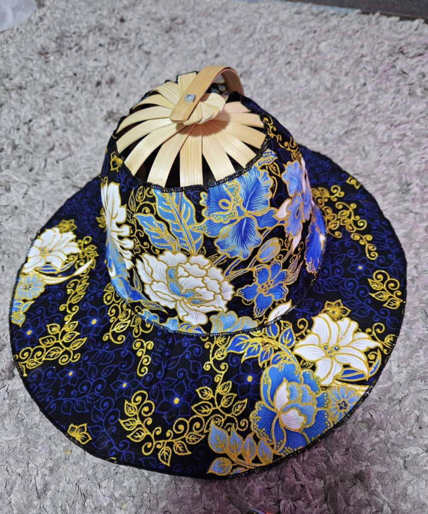 なんと帽子に！