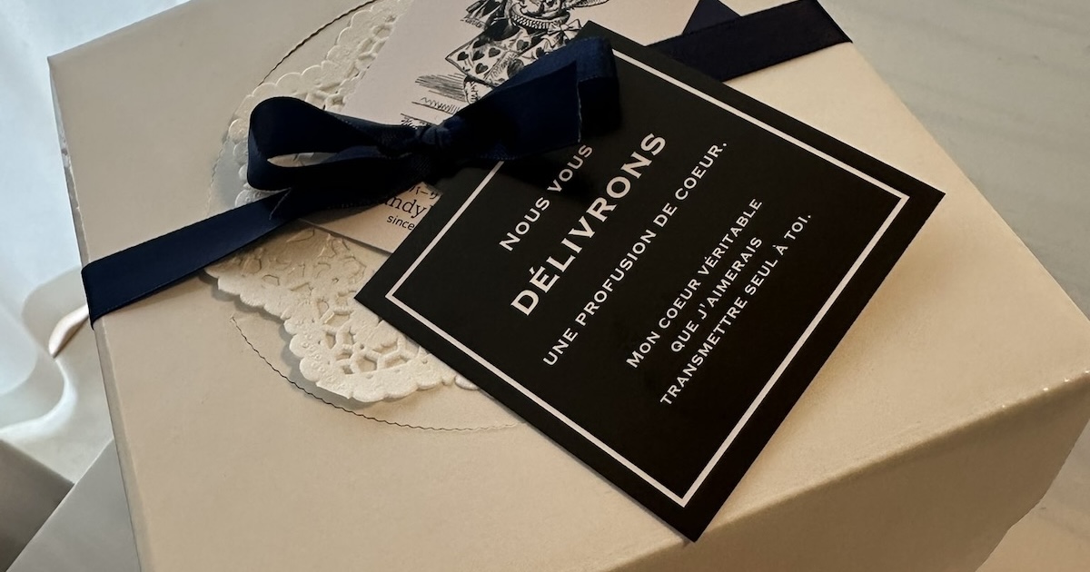 冷凍ケーキを受け取った女性→喜々として箱を開けたら……「そうはならんやろ！」　“予想外の光景”が1300万表示「謎すぎる」「笑いの奇跡」（1/2） | ライフスタイル ねとらぼ