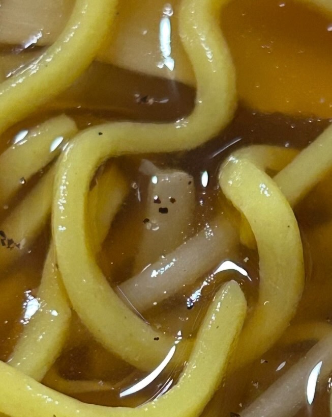 中華麺の先に胡椒の粒がバランスよく配置され、妖精のような姿が完成