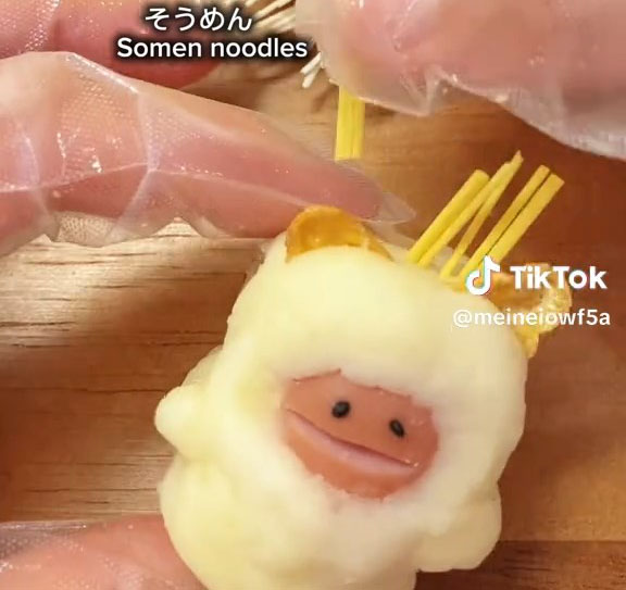 短いそうめんが剣山のようにびっしり……そろそろモチーフが何か分かるかな？