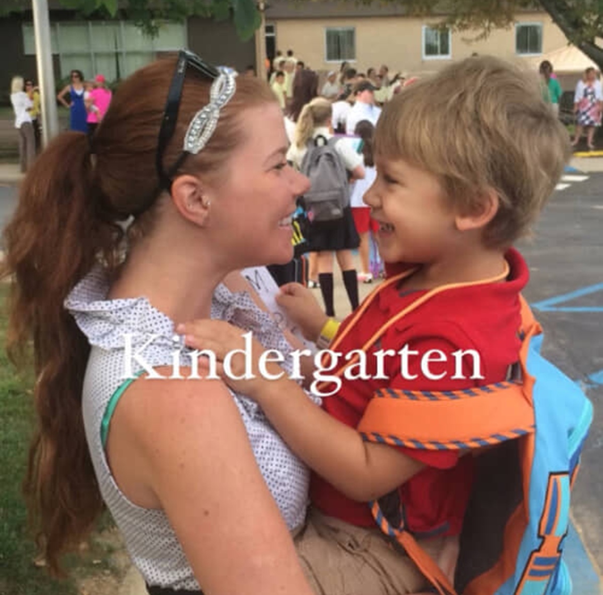 幼稚園から甥っ子の学校初日に抱っこしつづけたおば、11年後……　同じポーズで撮った驚きの現在が631万再生「これを見て泣いています」【海外】（1/3） | 教育・子育て ねとらぼ