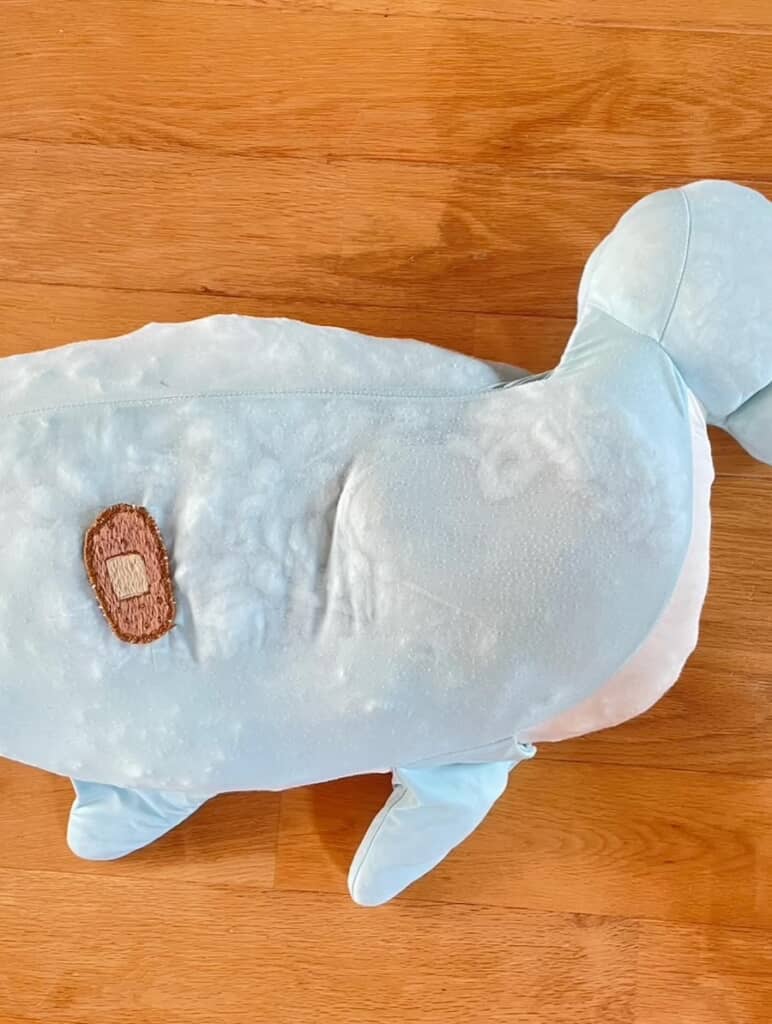 ぬいぐるみに貼り付けて、穴をかわいく補修