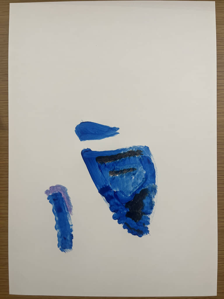 まずは鮮やかな青を置いて……