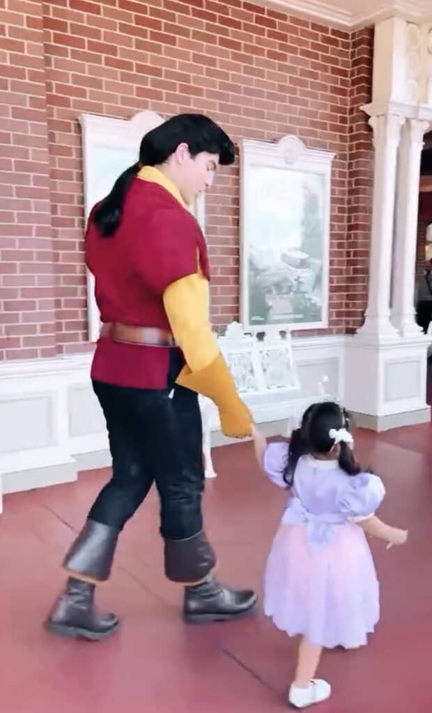 ガストンの手を引くほーちゃん