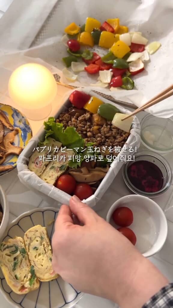 ご飯の上に野菜を並べて