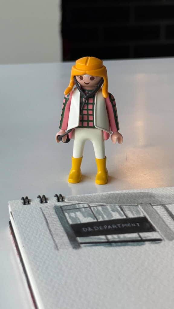 富山市のカフェ「D&DEPARTMENT」では伝票代わりの人形がテーブルに置かれる