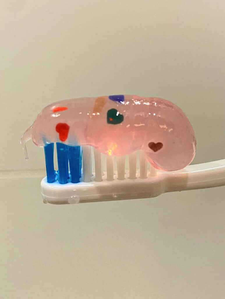 ゼリーのような歯磨き粉の中にハート!?
