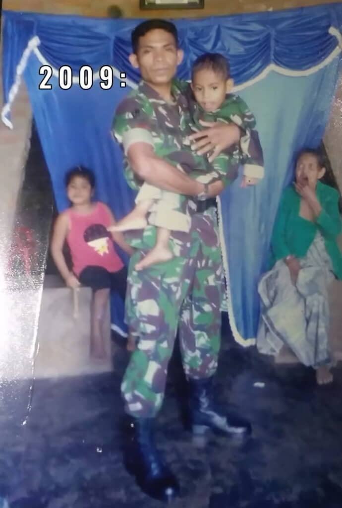 幼い息子を抱っこした軍人パパ