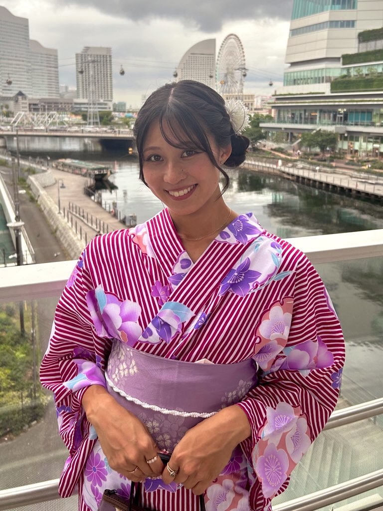 浴衣姿でほほえむ女性が……