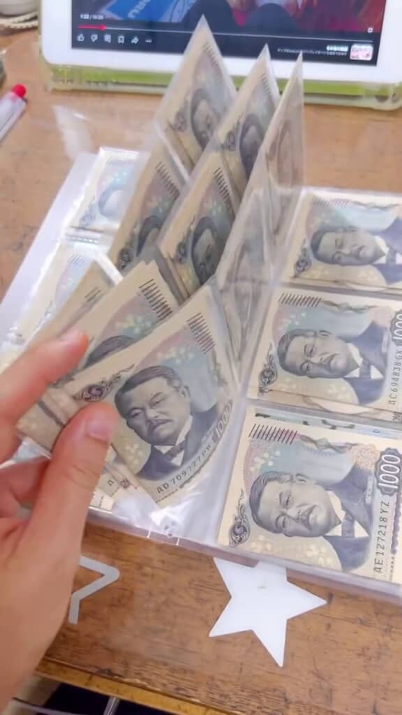 北里柴三郎の肖像画が見えるように収納された1000円札