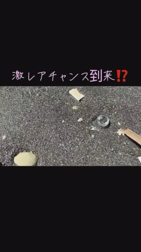 砂浜に埋まるガラス製品