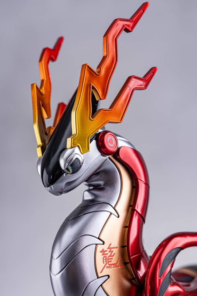 グラデーションと「龍」のデカールに注目