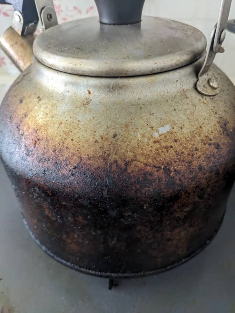 使い込んだヤカン