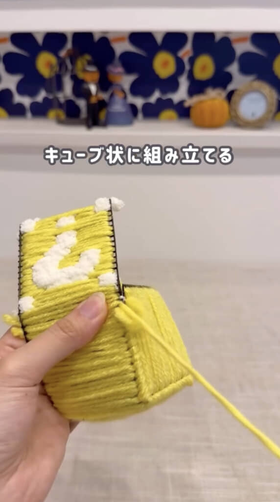 黄色い毛糸を通してキューブ状に
