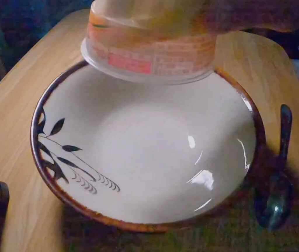 プッチンプリンを“プッチン”するも……