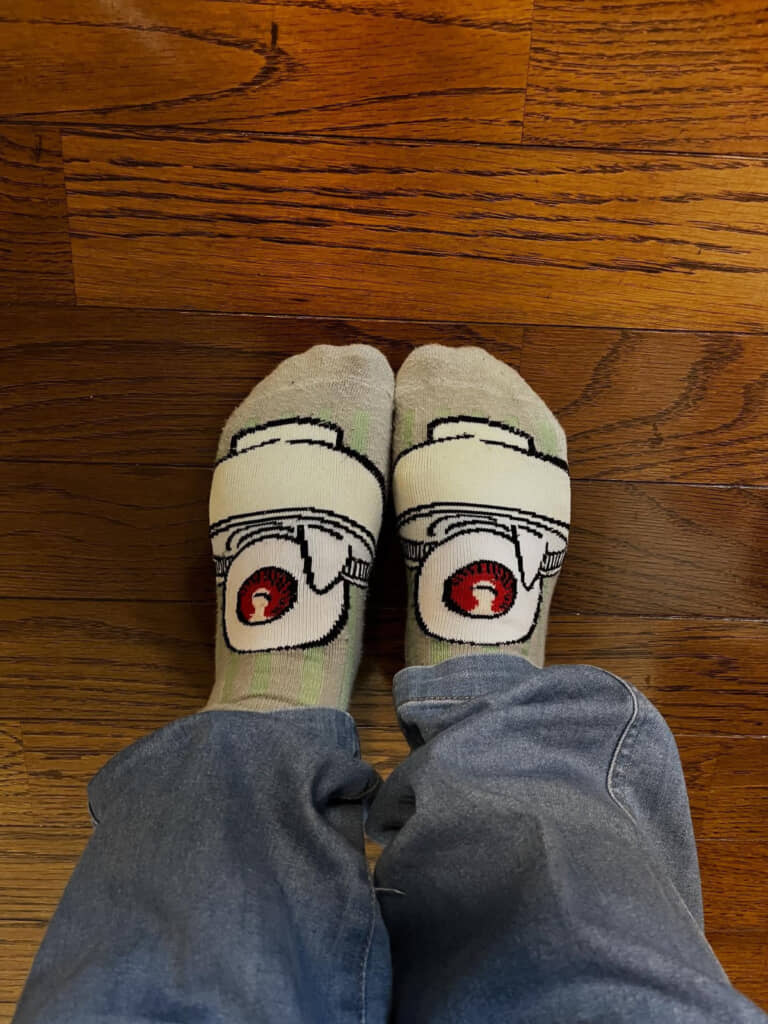 ママさんの足元には『ゲゲゲの鬼太郎』の代表的なキャラクター「目玉おやじ」の姿が