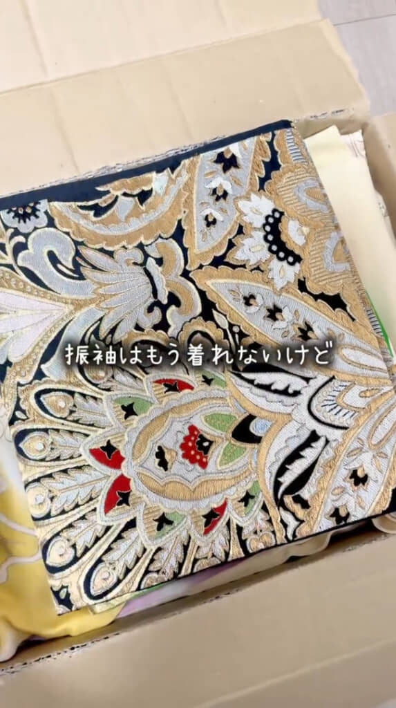 古着屋などで販売されている美しいデザインの着物をリメイク