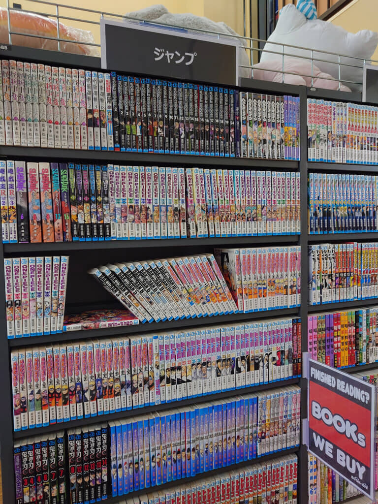 日本語の漫画がそのまま置かれています