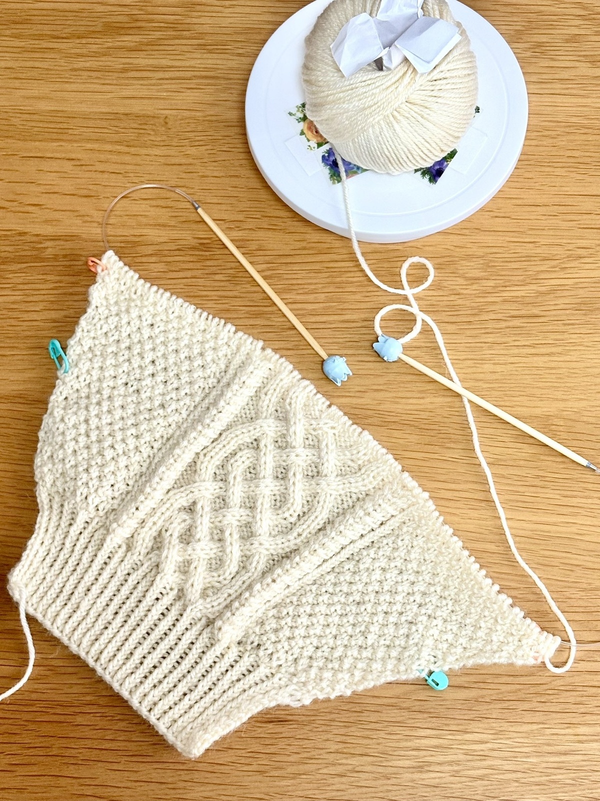 カーディガンを編んでいたら、ふとアイデアを思い付いて……　印象激変のスゴ技に「ててて天才ですか!?」「ショートケーキみたい」（1/3） | ライフスタイル ねとらぼ